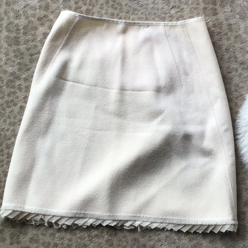 Elie Tahari Skirt side zip size 2/4 cream - Picture 1 of 1